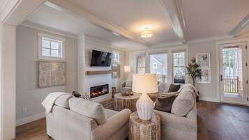 Een smart-tv, een open haard en een kantoor