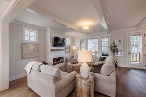 Smart TV, chimenea y oficina 