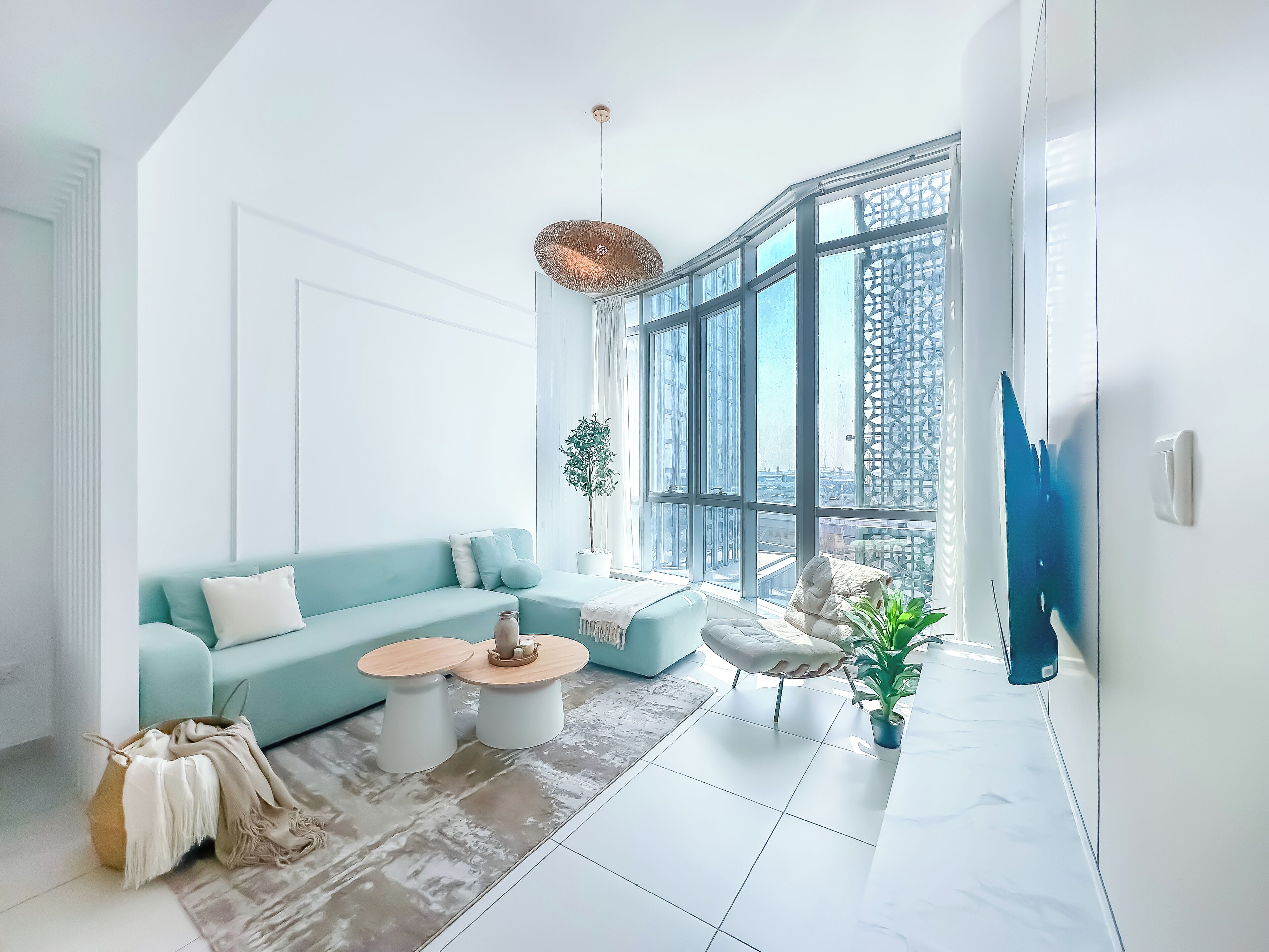 Departamento Deluxe, baño privado, vista a la ciudad | Área de sala de estar | Smart TV de 49 pulgadas con canales por cable y piso con calefacción 