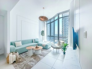 Departamento Deluxe, baño privado, vista a la ciudad | Área de sala de estar | Smart TV de 49 pulgadas con canales por cable y piso con calefacción 