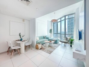 Deluxe-huoneisto, oma kylpyhuone, kaupunkinäköala | Oleskelualue | 49–tuumainen äly-TV, jossa kaapelikanavat