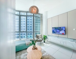 49-inch Smart TV with cable channels, heated floors - Amazing Roof Top Pool in Nice 1 BHK Flat (Dubai)