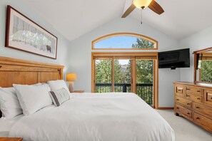 3 bedrooms, desk, iron/ironing board, travel cot - Location! Walk To Town. Hike or Ski in/Out! (Breckenridge)