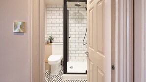 A bathroom with a shower, toilet, and sink. - St Johns Wood Terrace Retreat (London)