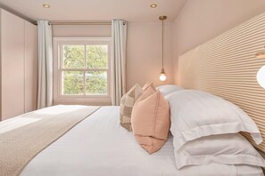 1 sovrum, skrivbord, strykjärn/strykbräda och resesäng