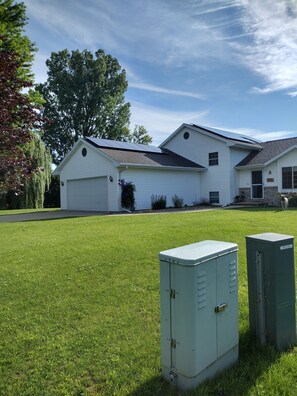 Exterior - EAA Rental - Lovely 3-bedroom house in Oshkosh with WiFi, AC and pool. (Oshkosh)