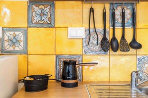 Fridge, oven, stovetop, coffee/tea maker