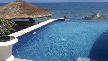 Swim-up bar