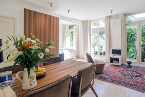 Skrivebord, strykejern/-brett, reiseseng for barn og wi-fi (inkludert)