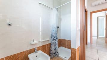 Apartamento, sacada, vista para a cidade | Banheiro | Chuveiro