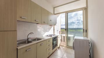 Apartamento, sacada, vista para a cidade | Cozinha privada | Geladeira grande, fogão, máquina de café expresso