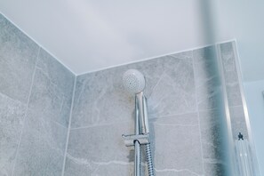 Apartment, 2 Schlafzimmer, Balkon, Flussblick | Badezimmer | Regendusche, kostenlose Toilettenartikel, Haartrockner, Handtücher