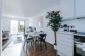 Appartement, 2 chambres, balcon, vue fleuve | Restauration dans la chambre