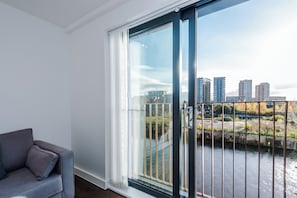 Appartement, 2 chambres, balcon, vue fleuve | Coin séjour | TV connectée de 40 pouces avec chaînes par satellite, Netflix