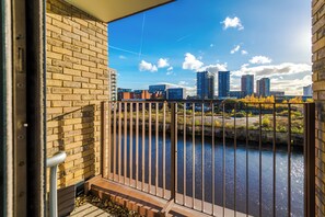 A balcony with a view of a river and cityscape. - Hilltop Serviced Apartments - Salford (Salford)