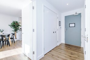 Apartamento, 2 quartos, sacada, vista para o rio | 2 quartos, roupas de cama premium, espaço de trabalho para notebook