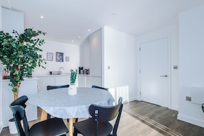 Appartement, 2 chambres, balcon, vue fleuve | Restauration dans la chambre