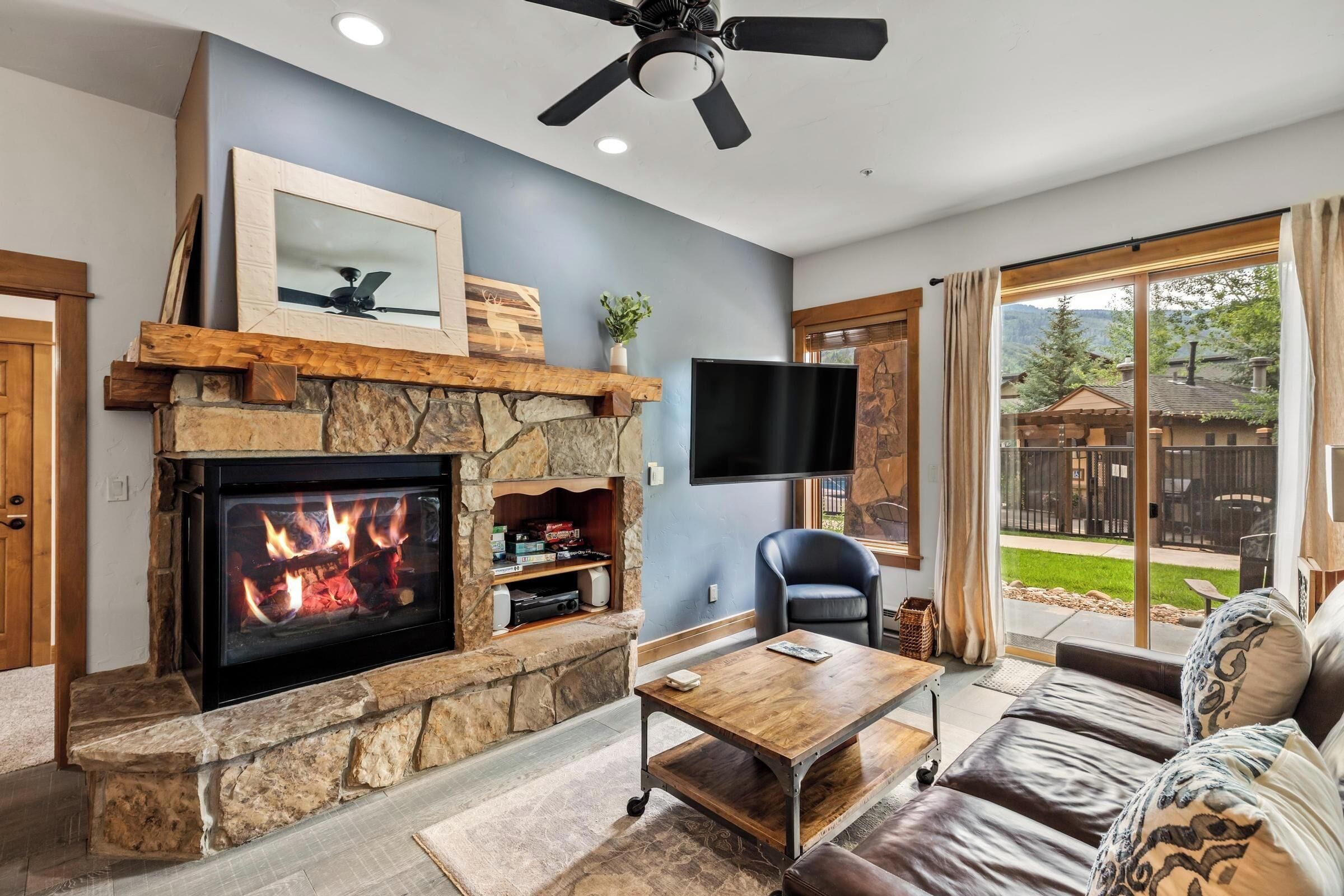 Télévision, cheminée