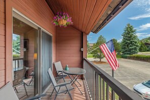 Outdoor dining - Cozy Mountain Retreat at Timber Run 101! (Steamboat Springs)