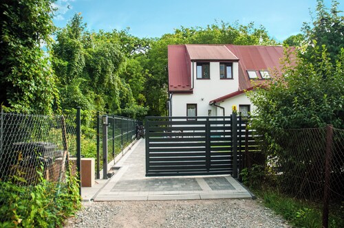 Stylish semi-detached house with garden and private park. Ideal for families.