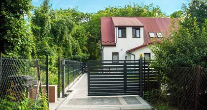 Stylish semi-detached house with garden and private park. Ideal for families.