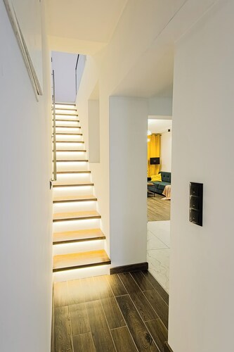 Stylish semi-detached house with garden and private park. Ideal for families.