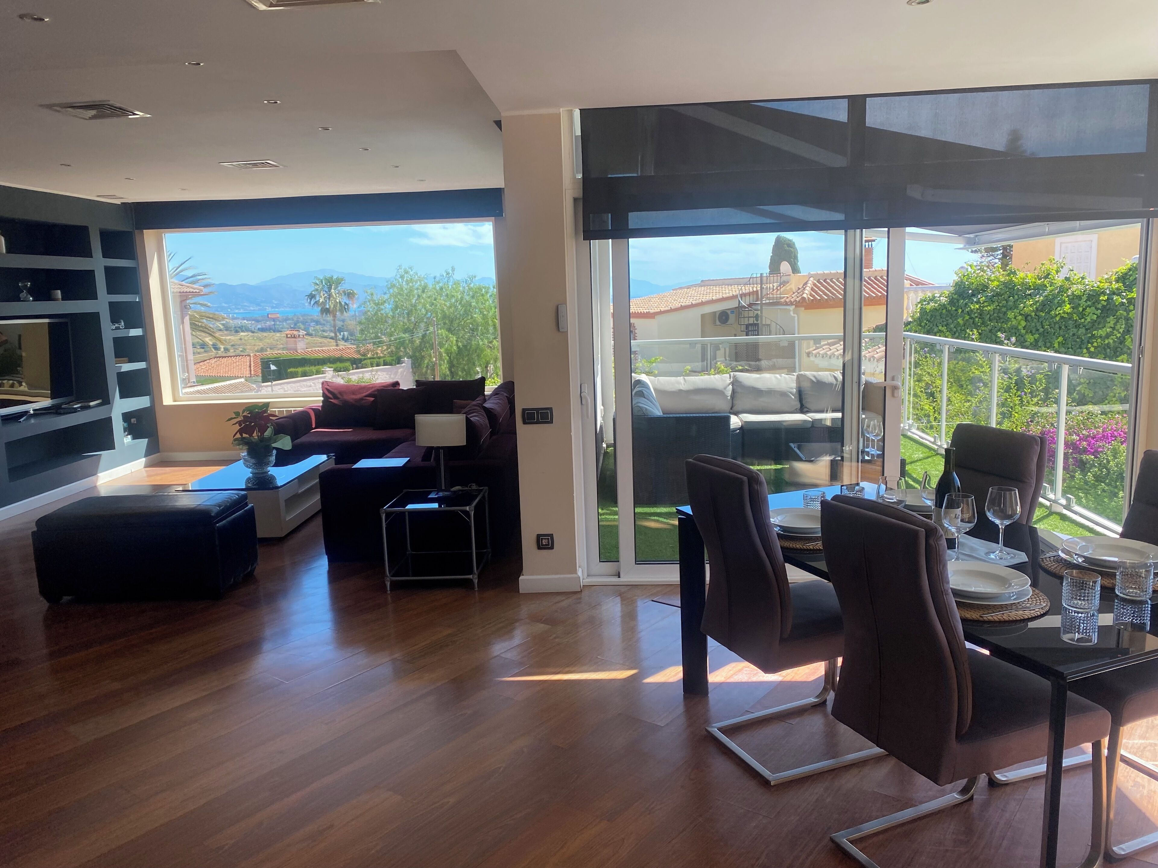 Una Smart TV, una chimenea