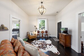 Smart TV, books - Sip, Explore & Relax! (Boerne)