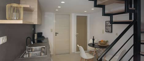 Fridge, oven, stovetop, coffee/tea maker