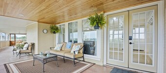 5BR Private Retreat On Acreage + Near Liberty