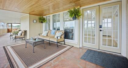 5BR Private Retreat On Acreage + Near Liberty