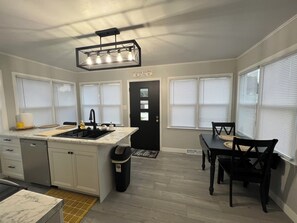 冷蔵庫、電子レンジ、オーブン、コンロ