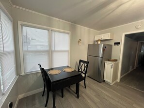 Dining - Charming 3-bedroom house with AC and WiFi in welcoming Milwaukee (Milwaukee)