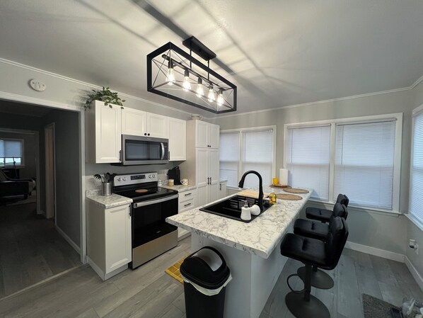 冷蔵庫、電子レンジ、オーブン、コンロ