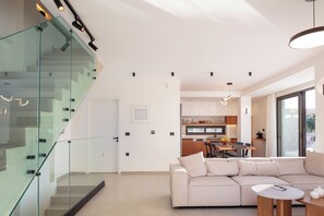 Smart TV, videogames, mesa de pingue-pongue, livros