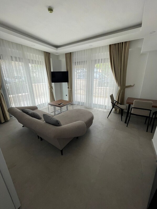 En 40-tommers smart-TV med Parabol-TV