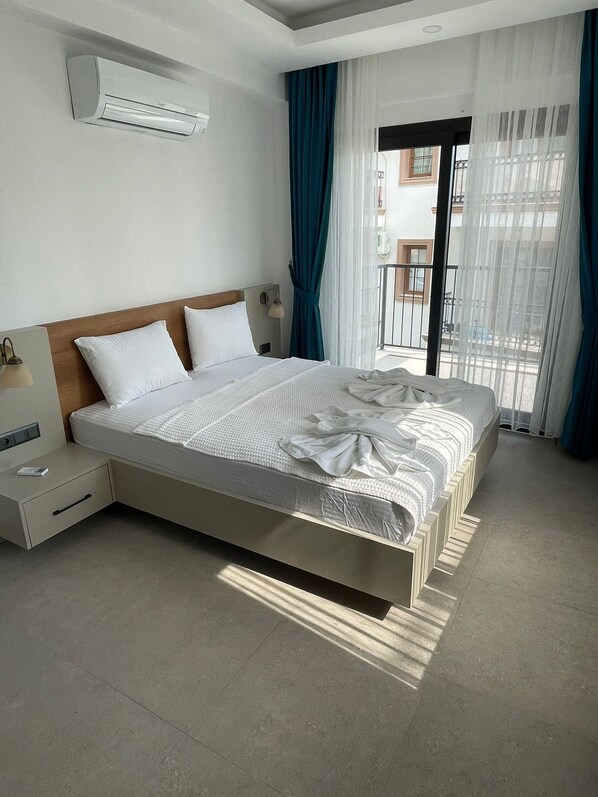 Premium bedding, desk, laptop workspace, iron/ironing board - Calba Suite (Kas)