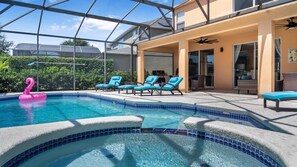 Ein Swimmingpool mit Liegestühlen und einem Flamingo-Schwimmpfaugel.