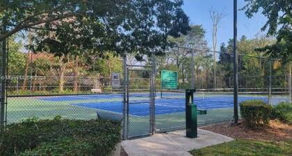 Deerfield Beach ⛱️ golf, entertainment and malls,
first floor condo vacation