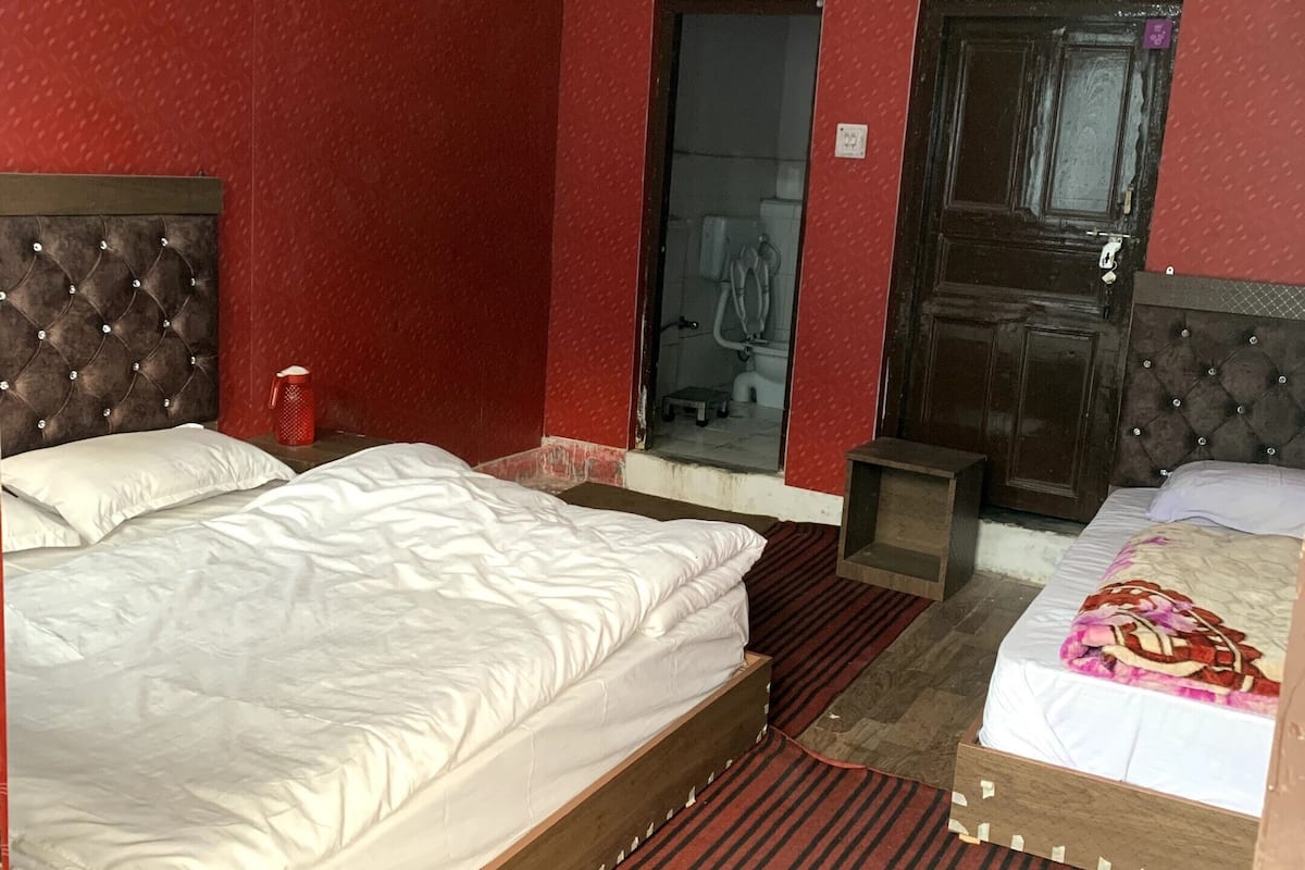 Habitación triple Deluxe, vista a la ciudad | Wifi gratis y ropa de cama