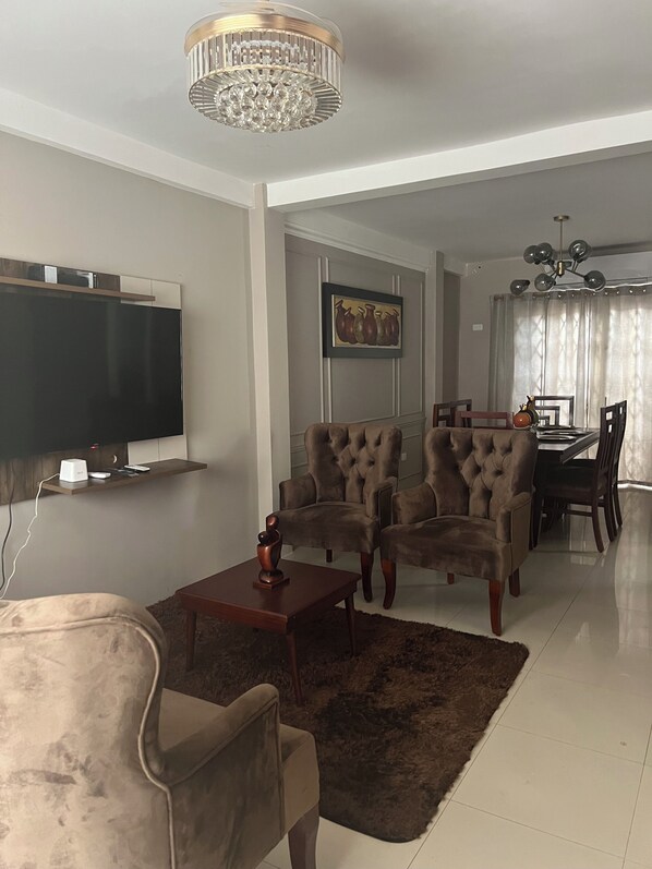Living area - Charming 3-bedroom house with AC and WiFi in wonderful Guayaquil (Guayaquil)