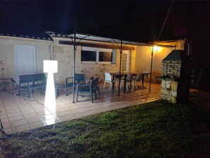 Outdoor dining - Gîte M, a pretty little 75 m2 stone house. (4/6 p) (Paulhiac)