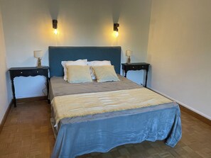 5 bedrooms, desk, iron/ironing board, travel crib