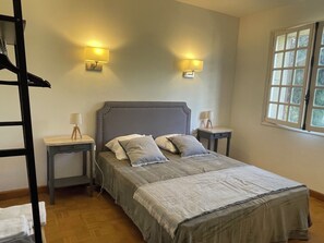 5 bedrooms, desk, iron/ironing board, travel cot