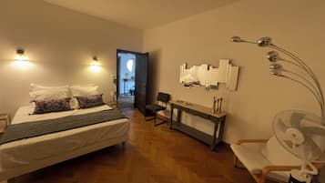 5 dormitorios, escritorio, tabla de planchar con plancha y cuna de viaje