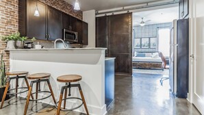 Condo, 1 cama King size y sofá cama, cocina, vista a la ciudad (Music Row Retreat) | Cocina privada