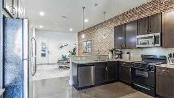 Condo, 1 King Bed with Sofa bed, Kitchen, City View (Music Row Retreat) | Private kitchen | Fridge, microwave, oven, stovetop