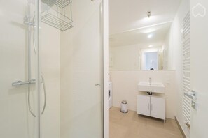 Dusche, Haartrockner, Handtücher, Seife