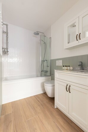 Lejlighed (2 Bedrooms) | Badeværelse | Gratis toiletartikler, håndklæder, Sæbe, Shampoo