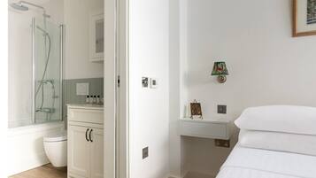 Apartment (2 Bedrooms) | Bathroom | Free toiletries, towels, soap, shampoo